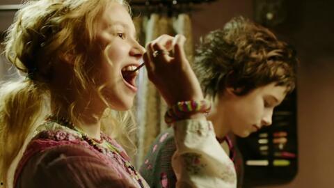 美女吸血鬼吃瓜视频,神秘魅力引网友热议  第1张