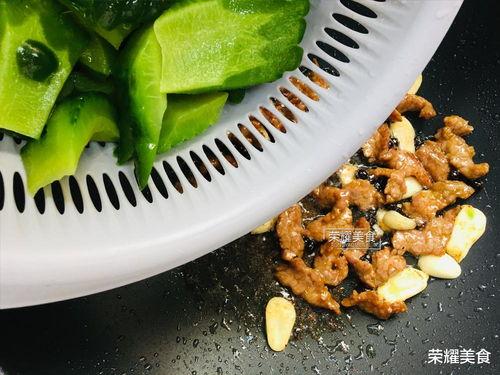 凉瓜可以油炸吃吗视频,美味与健康的完美结合 第3张 凉瓜可以油炸吃吗视频,美味与健康的完美结合 第3张