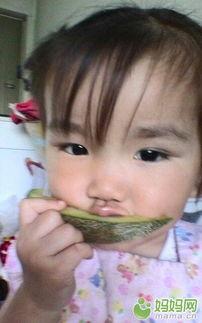 小孩儿吃哈密瓜视频,甜蜜瞬间萌翻网友  第2张