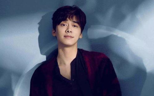 李易峰侧脸吃瓜视频,颜值爆表！  第2张