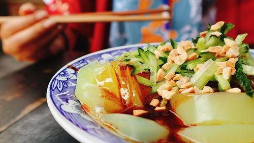 龙城广场吃瓜视频,趣味横生的街头一幕  第2张