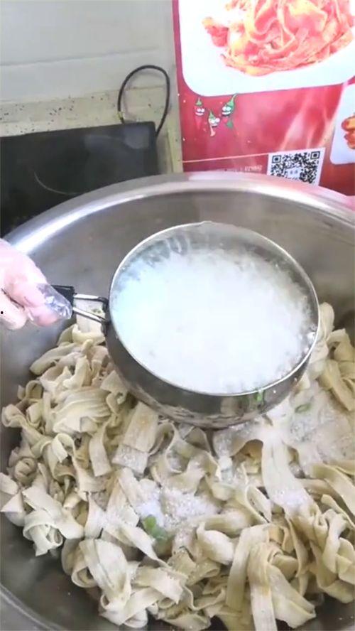 甜水面小哥哥吃瓜视频,一场美食与娱乐的盛宴 第2张 甜水面小哥哥吃瓜视频,一场美食与娱乐的盛宴 第2张