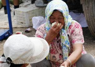 农村吃瓜大妈视频,揭秘乡村生活趣味瞬间  第3张