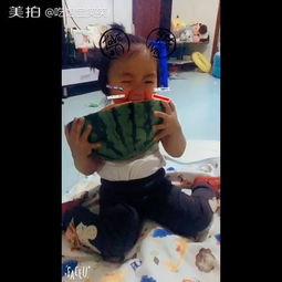 小孩吃大瓜视频,小宝贝挑战大瓜，萌态十足引欢笑  第3张