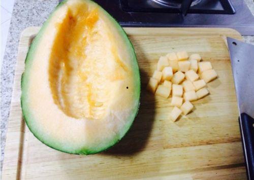 吃哈密瓜老人视频,甜蜜时光里的温馨瞬间